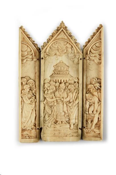 null Triptyque en ivoire sculpté en léger relief figurant le mariage de la Vierge...