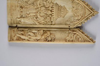 null Triptyque en ivoire sculpté en léger relief figurant le mariage de la Vierge...