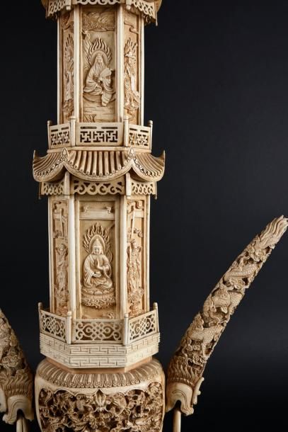 null Pagode en ivoire sculpté de figures de divinités et de chimères.
Chine, vers...