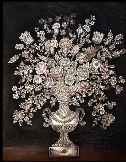 Entourage de Dirck van Rijswijck (1596-1679) 
Vase de fleurs en nacre, XVIIe siècle...