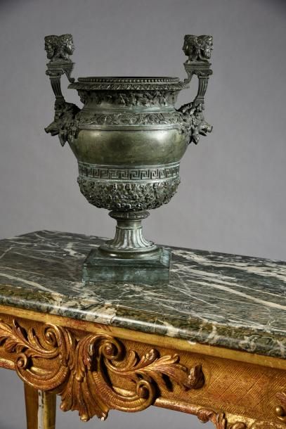 null Vase en bronze patiné aux anses formées de hures de sanglier surmontées de bustes...