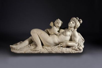 Ecole Romaine du XVIIe siècle 
Vénus désarmant Cupidon
Marbre.
Accidents, manque...