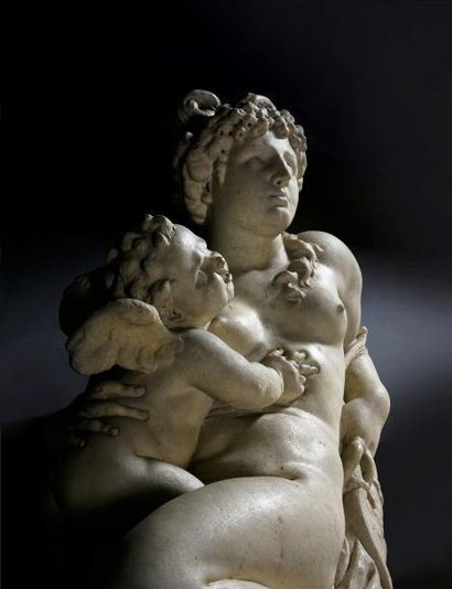 Ecole Romaine du XVIIe siècle 
Vénus désarmant Cupidon
Marbre.
Accidents, manque...