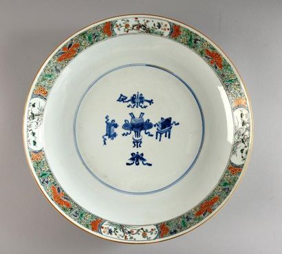 CHINE 
Grande coupe en porcelaine à décor en bleu sous couverte au centre d'objets...