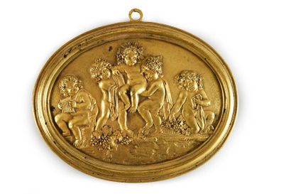 null Plaque ovale en bronze finement ciselée et dorée à décor en bas-relief d'une...