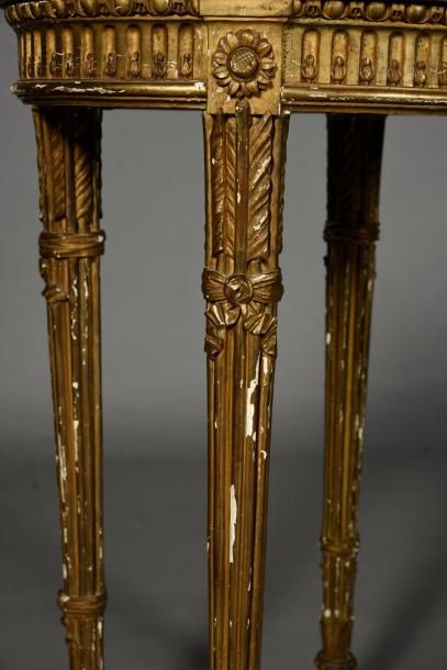 null Table de salon ovale en bois sculpté et doré, la ceinture cannelée et garnie...