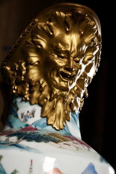 null Importante aiguière en porcelaine de la Chine et bronze doré. Le corps formé...