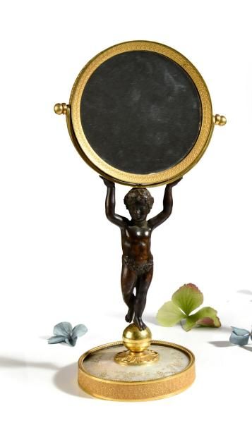null Miroir de table Miroir circulaire dans un encadrement en bronze doré, soutenu...