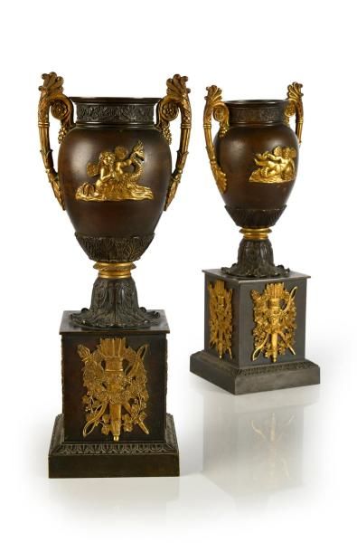 null Paire de vases en bronze patiné et doré, ils reposent sur une base rectangulaire...