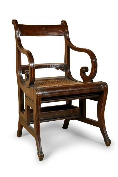 null Elégant fauteuil canné transformable en escalier de bibliothèque.
En bois teinté,...