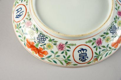 CHINE 
Deux coupes en porcelaine à décor polychrome des émaux de la Famille rose...