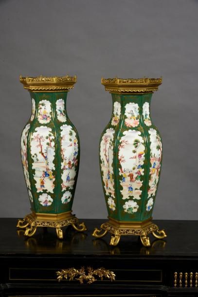 BARBEDIENNE 
Paire de vases balustre à section octogonale en porcelaine européenne...
