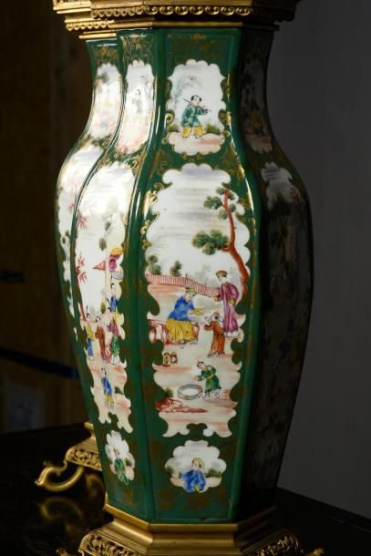 BARBEDIENNE 
Paire de vases balustre à section octogonale en porcelaine européenne...