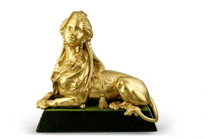 null Sphinge en bronze doré reposant sur un socle en velours vert.
H.: 28 cm; L.:...