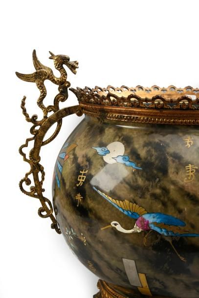 null Vase globulaire dit aquarium en porcelaine du japon figurant des grues, papillons,...