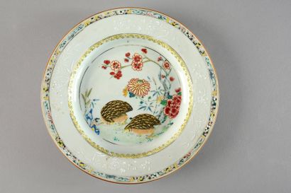 CHINE 
Deux assiettes en porcelaine à décor polychrome des émaux de la Famille rose...