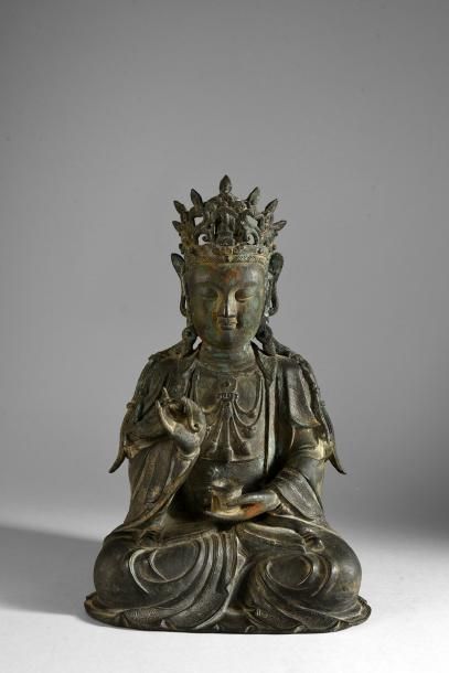 null Sculpture de Bodhisattva en bronze représenté assis en padmasana.
Chine. Style...