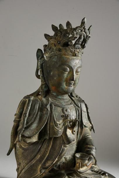 null Sculpture de Bodhisattva en bronze représenté assis en padmasana.
Chine. Style...