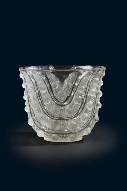 R. LALIQUE FRANCE 
Vase modèle Vichy de forme méplat à bord évasé en verre blanc...