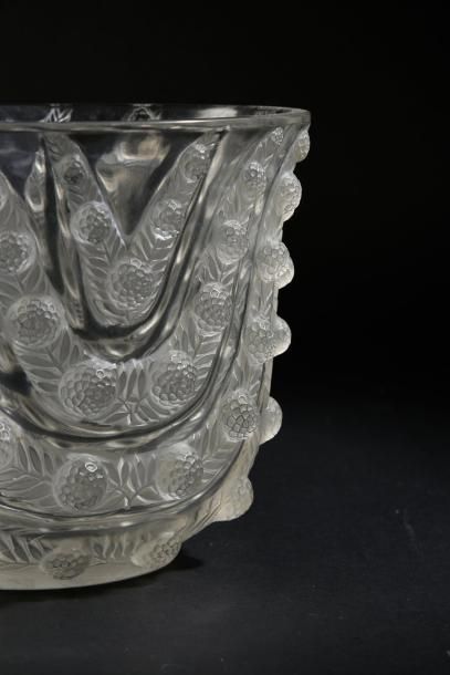 R. LALIQUE FRANCE 
Vase modèle Vichy de forme méplat à bord évasé en verre blanc...