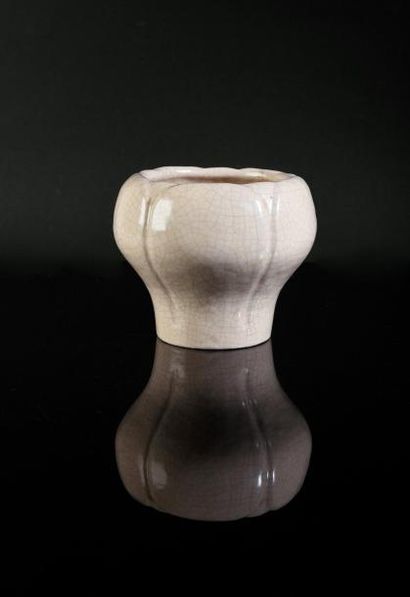 HENRI SIMMEN (1880-1963) 
Vase en bouton floral largement évasé dans sa partie haute.
Épreuve...
