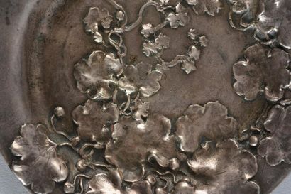 RENE LALIQUE (1860-1945) 
Petit vide-poches en étain argenté en forme de petite assiette...
