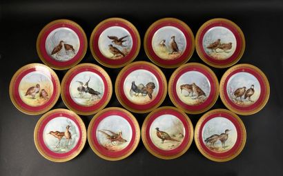 LIMOGES William Guérin & Cie 
Suite de 12 assiettes en porcelaine à décor peint d'oiseaux,...