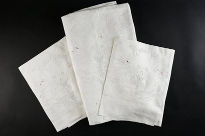 null Parure de lit, drap brodé et ses deux taies, vers 1880-1900.
En fine toile de...