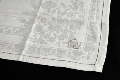 null Service de table, nappe et douze serviettes, 2ème moitié du XIXe siècle.
Service...