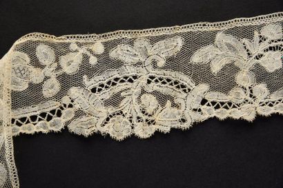 null Barbes de bonnet en dentelle de Bruxelles, fuseaux, vers 1750-60.
Paire de barbes...