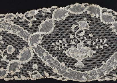 null Dentelle d'Argentan à l'aiguille, vers 1770-80.
A décor de frises de fleurettes...