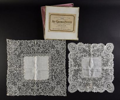 null Deux mouchoirs de mariée en dentelle de Bruxelles, vers 1880-1900.
Un mouchoir...