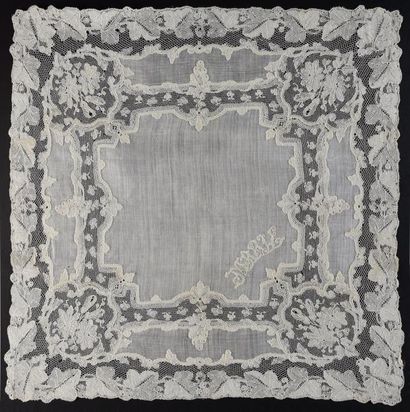 null Rare mouchoir en Chantilly blanc, fuseaux, fin du XIXe siècle.
A encadrement...