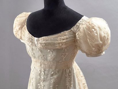 null Rare robe de mariée en Blonde de Caen, fuseaux, vers 1815.
Robe de mariée à...