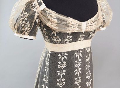 null Rare robe de mariée en Blonde de Caen, fuseaux, vers 1815.
Robe de mariée à...