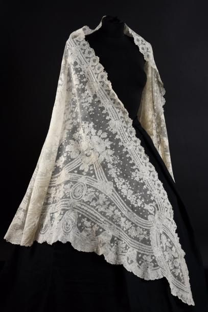 null Rare châle à une pointe, Chantilly blanc, fuseaux, vers 1850-70
Châle de mariée...