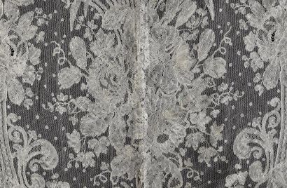 null Rare châle à une pointe, Chantilly blanc, fuseaux, vers 1850-70
Châle de mariée...