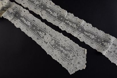 null Cravate en dentelle de Chantilly blanc, fuseaux, 2eme moitié du XIXe siècle.
Dentelle...