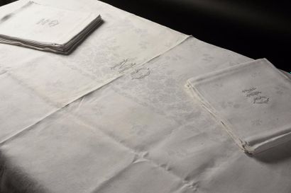 null Service de table, nappe et douze serviettes, fin du XIXe siècle.
Service en...