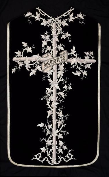 null Chasuble pour les funérailles, vers 1900, en velours de soie noir orfrois soulignés...