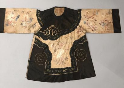 null Veste de femme, Chine ou Indochine, vers 1900, gaze damassée grise brodée soie...