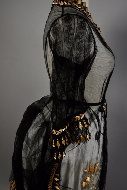 null Robe de dessus, vers 1870-1880, dentelle et tulle de soie noirs brodés de bouquets...