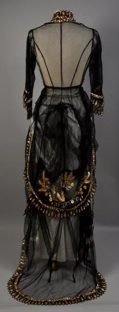null Robe de dessus, vers 1870-1880, dentelle et tulle de soie noirs brodés de bouquets...