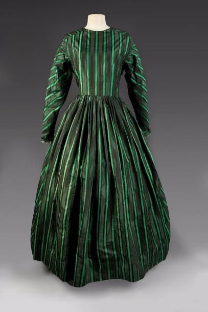 null Robe de jour, vers 1850, en pékin vert et noir, corsage agrafé devant à manches...