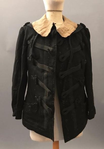 null Elegante veste dolman pour dame, vers 1870, drap de laine noire décoré en soutache...