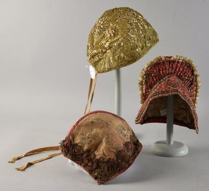 null Réunion de trois coiffes, fin XVIIIe et début du XIXe siècle, bonnet alsacien...