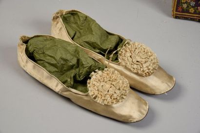 null Paire de chaussures de dame, second quart du XIXe siècle, chaussures en satin...
