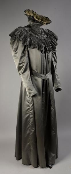 null Manteau soir, vers 1895, long manteau en soie gris cendre à col Médicis plissé...