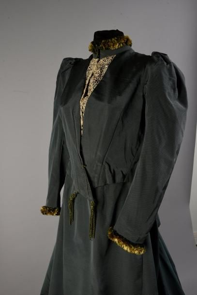 null Robe de voyage, vers 1895, en cannelé gris-vert agrémenté de franges assorties....