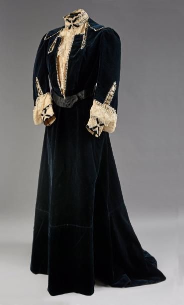 null Robe de jour, vers 1900, en velours de soie bleu nuit, le haut à effet de veste...